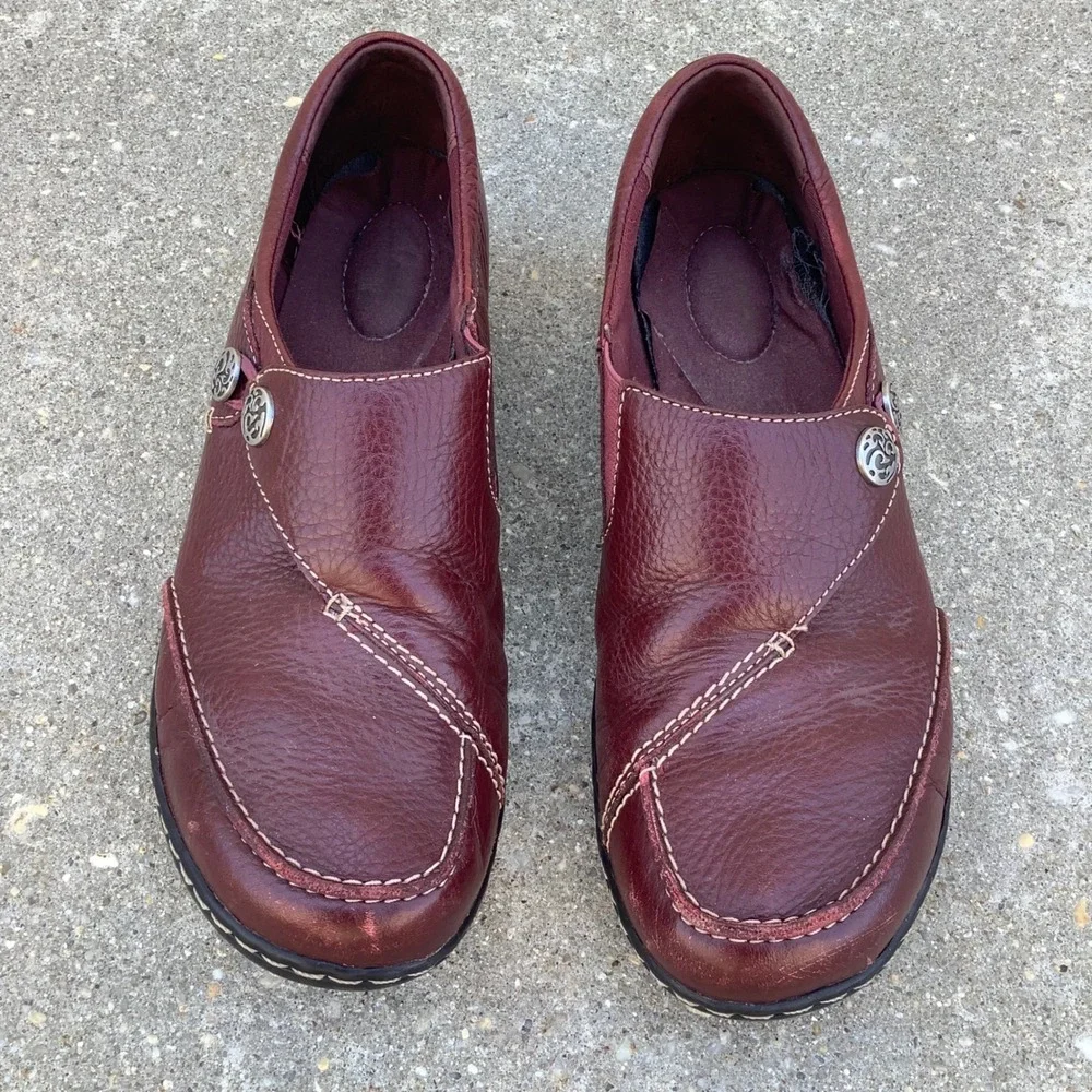 Clarks Bendables Womens 9M Burgundy Leather Slip On Loafers Button Detail 63066